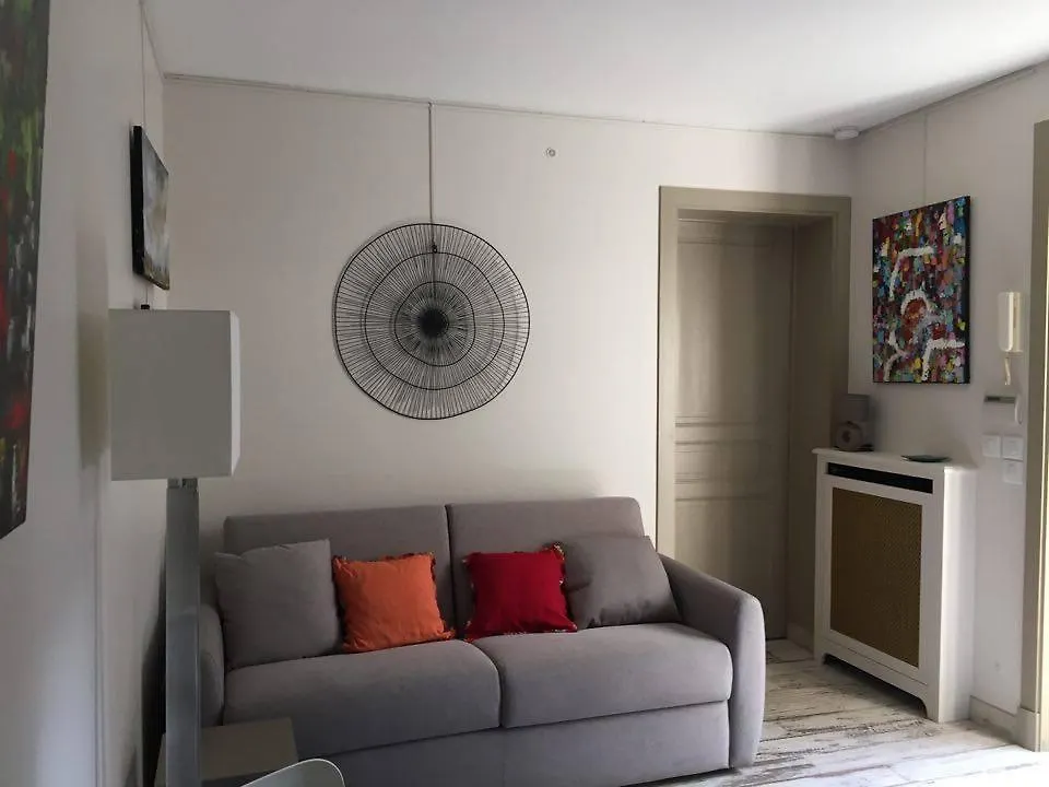 1 Square Du Docteur Blanche - Paris 16 Bed & Breakfast