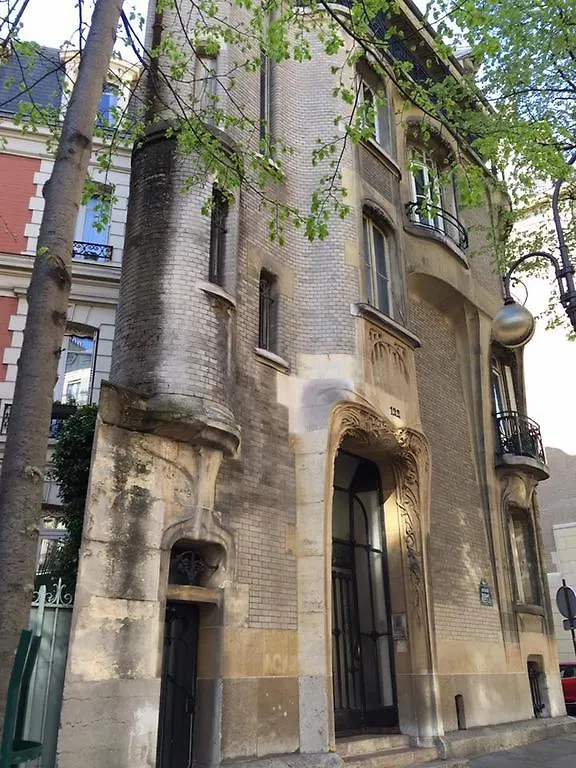 1 Square Du Docteur Blanche - Paris 16 Bed & Breakfast