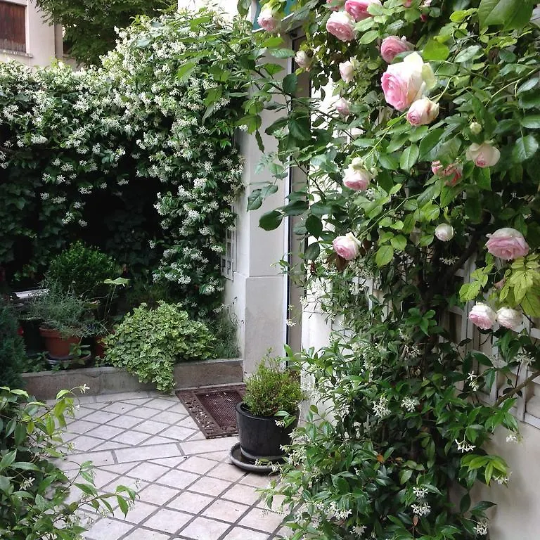 1 Square Du Docteur Blanche - Paris 16 Bed & Breakfast