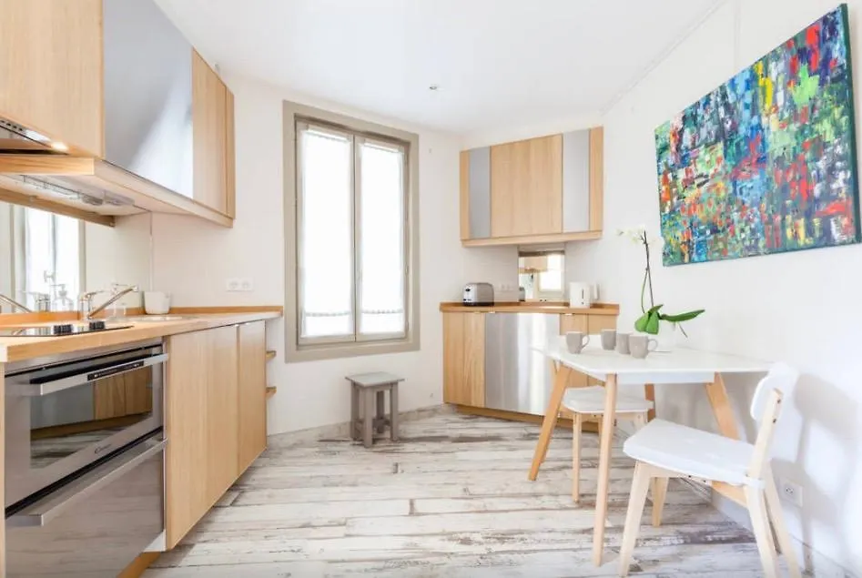 1 Square Du Docteur Blanche - Paris 16 Bed & Breakfast France